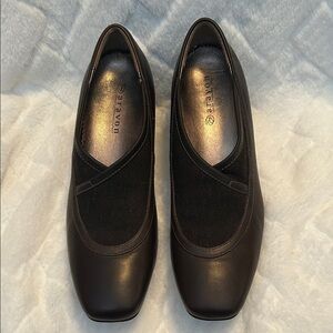 Aravon Women's Black and Brown Flats size 7.5